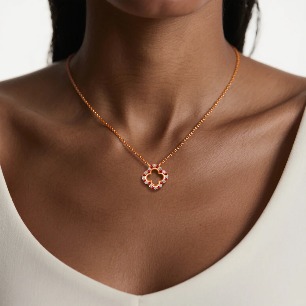 Maison Élois Dark Cherry Necklace getragen